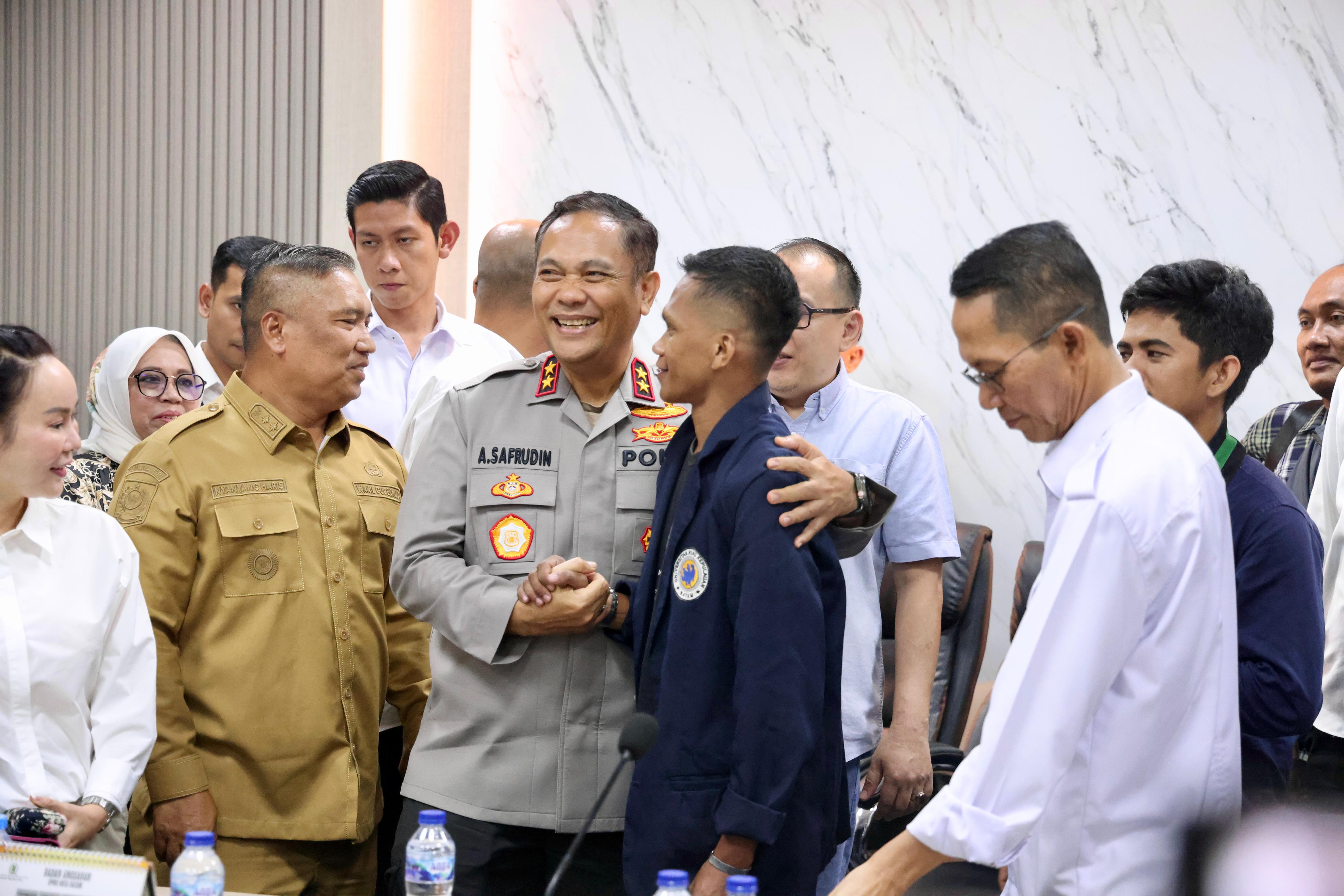 KAPOLDA KEPRI MENGEDEPANKAN DIALOG DAN PERSUASIF DALAM MENYAMPAIKAN DAN MENERIMA ASPIRASI MAHASISWA DI KOTA BATAM