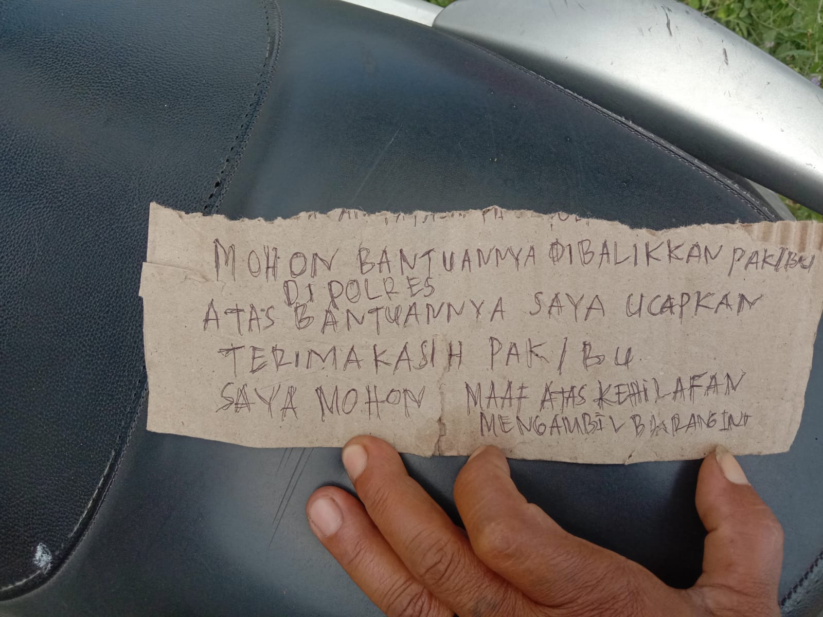Teka – Teki Sepeda Motor yang Terparkir di Lahan Kosong Baratnya Kantor Kelurahan Tosaren Kediri Kota Terjawab : Milik Polwan