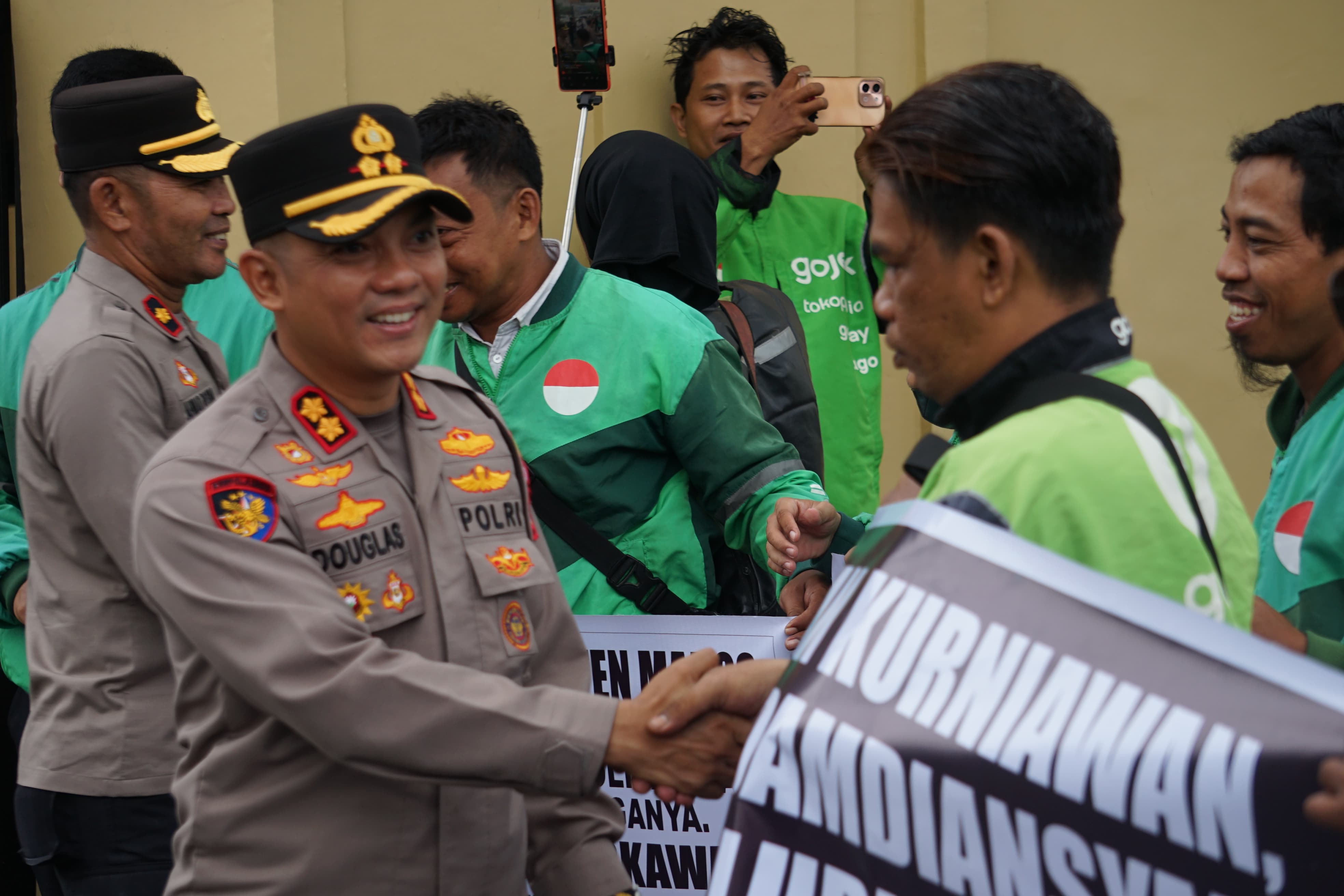 Ratusan Komunitas Ojol di Maros Silaturahmi dengan Kapolres Maros, Sampaikan Solidaritas untuk Affan Kurniawan