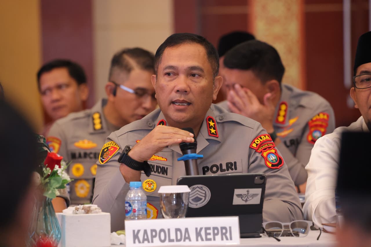 KAPOLDA KEPRI HADIRI RAPAT FORKOPIMDA SE-KEPRI SERTA PENANDATANGANAN KERJA SAMA BANTUAN PENDIDIKAN DOKTER SPESIALIS