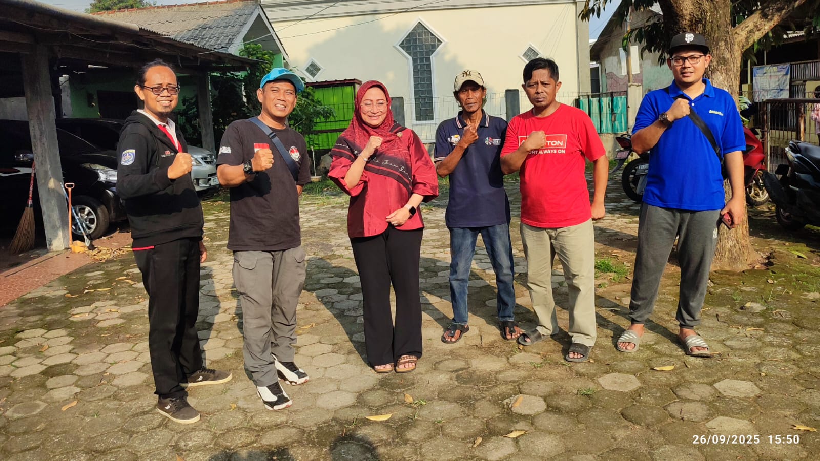 Foto Bersama : Yuni Indriani beserta LPM Pondok Terong dan Warga Penerima Bantuan RTLH