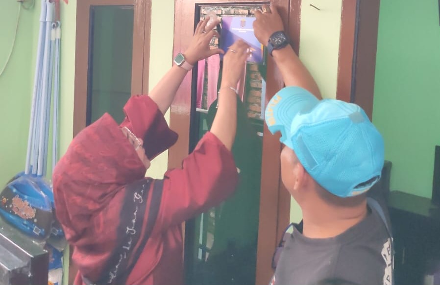 Penerima Bantuan RTLH, Berikan Plakat Apresiasi Untuk Wakil Ketua DPRD Kota Depok