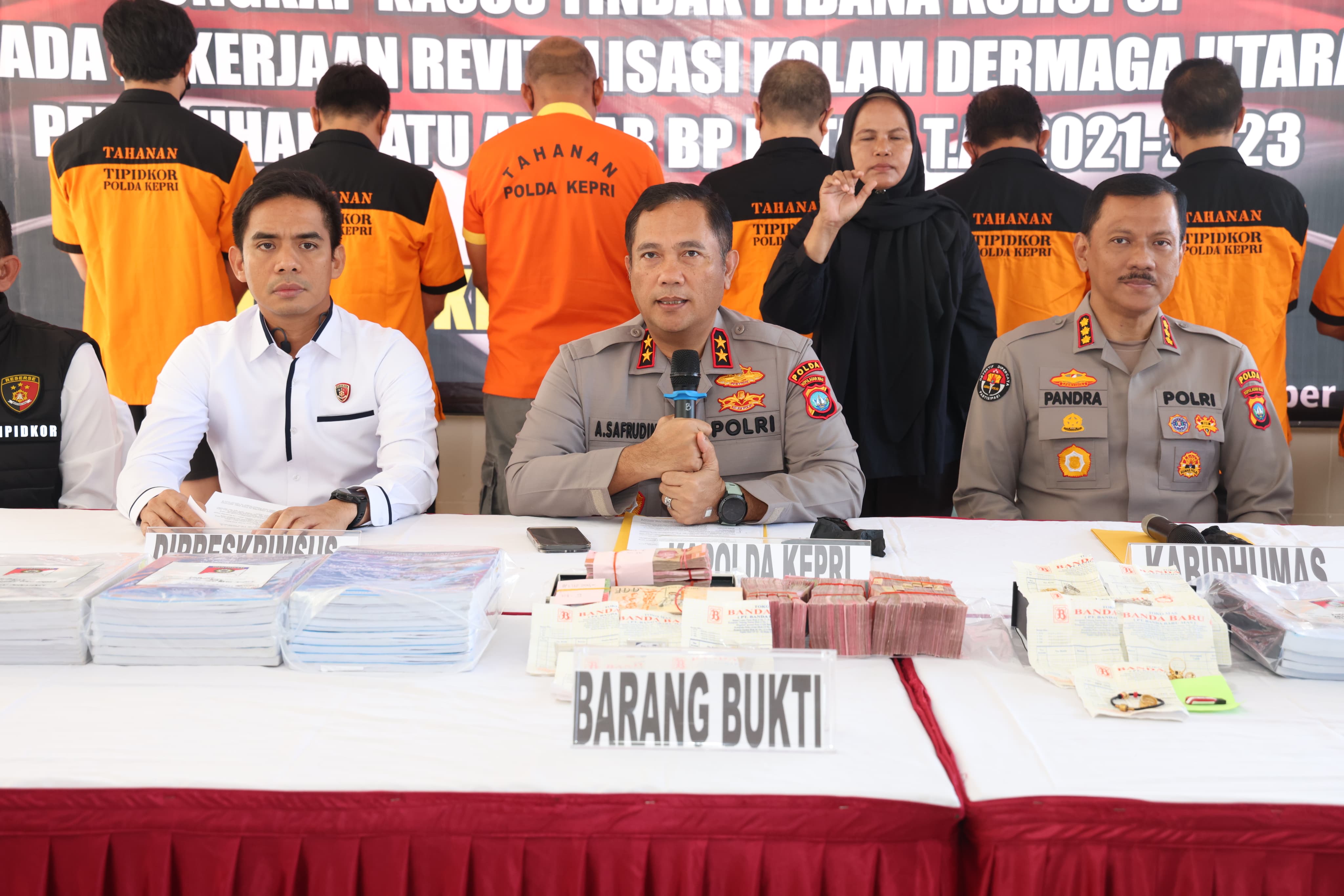 KAPOLDA KEPRI KONFERENSI PERS PENGUNGKAPAN KASUS TINDAK PIDANA KORUPSI PROYEK REVITALISASI DERMAGA MENGAKIBATKAN KERUGIAN NEGARA SEBESAR RP30,6 MILIAR