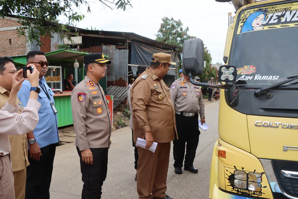 Kapolres Maros dan Bupati Maros Pantau Langsung Sosialisasi Penertiban Truk Tambang dan ODOL di Moncongloe