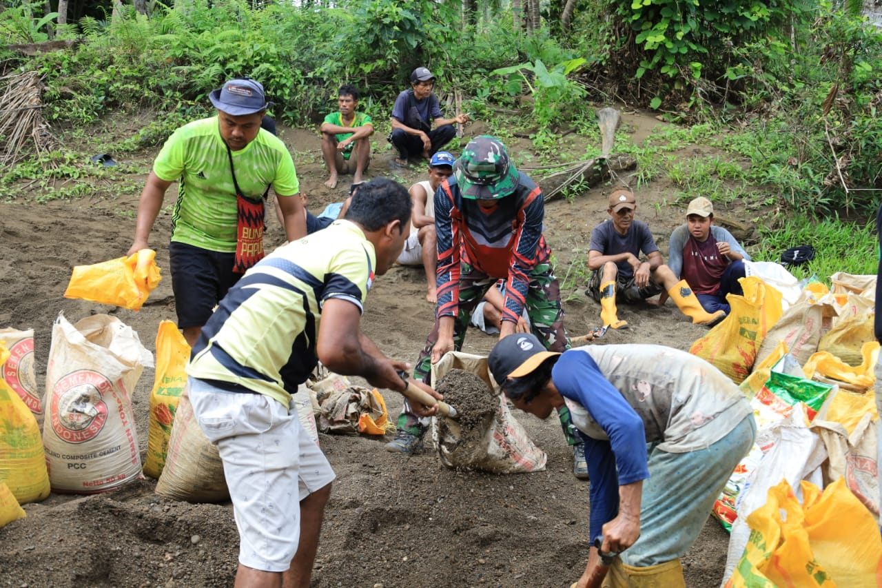 Satgas TMMD Kodim 1505/Tidore Bersama Warga Gotong Royong Ambil Material Pasir Untuk Pembangunan Lapangan Bola Voli