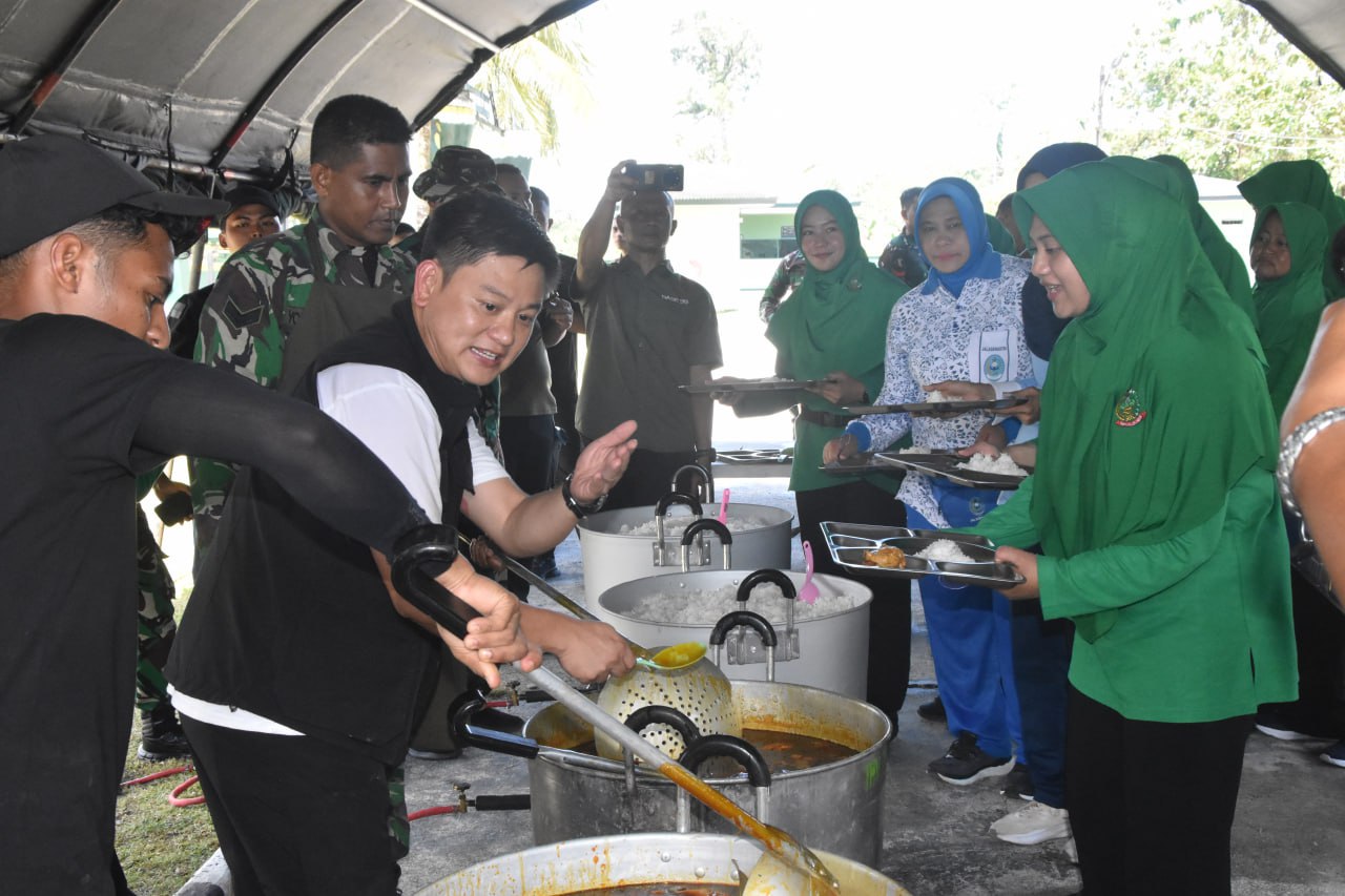 Kodim 1710/Mimika Gelar Masak Besar Bobon Santoso dan Olahraga Bersama Dharma Pertiwi Cabang Mimika