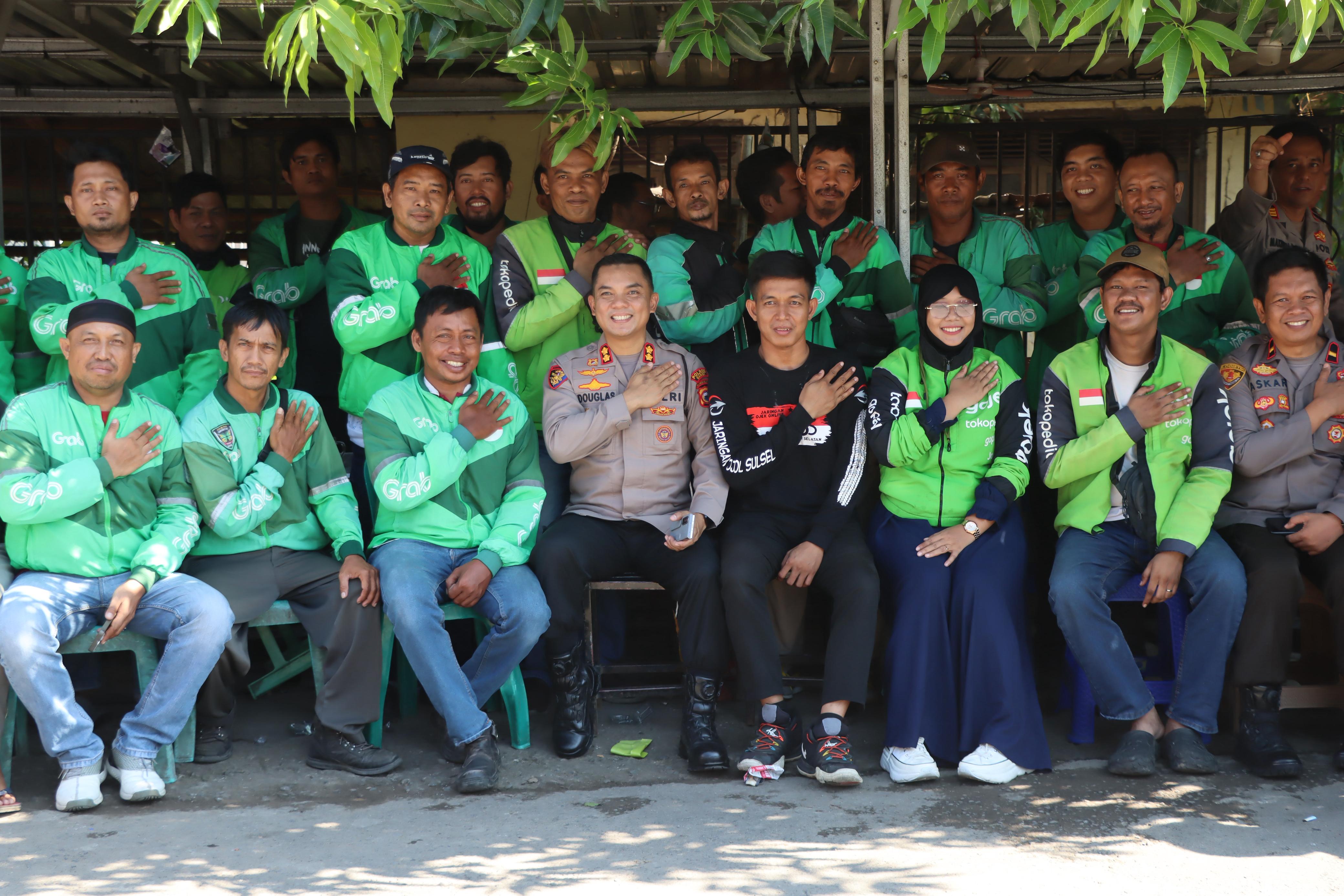 Kapolres Maros Bersama Personel Ngopi Santai Bareng Komunitas Ojol
