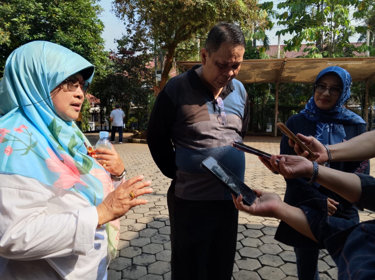 Dra. Kania Parwanti (Sekwan DPRD Depok), Saat diwawancarai Awak Media
