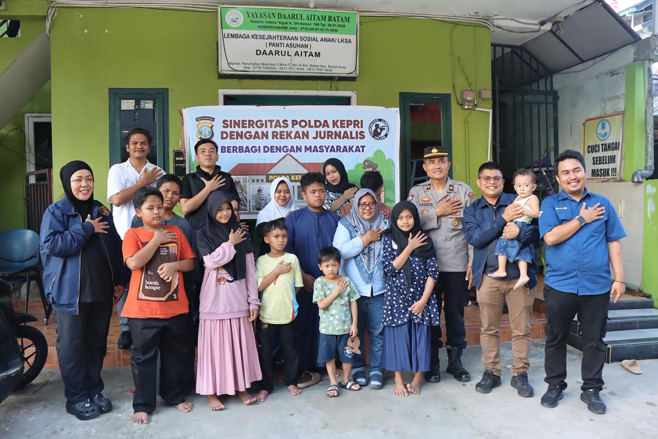 POLDA KEPRI GELAR KEGIATAN BERBAGI 100 PAKET MAKAN GRATIS BERSAMA AWAK MEDIA DI PANTI ASUHAN DAN PONDOK PESANTREN