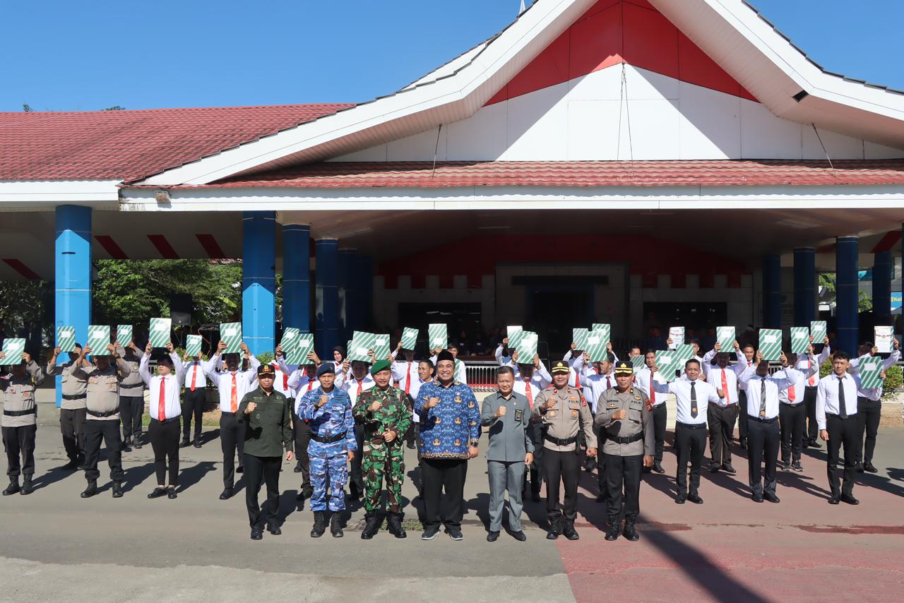 Berprestasi Dan Memberi Dampak Positif Untuk Kabupaten Maros, 55 Personel Polres Maros Terima Penghargaan Bupati