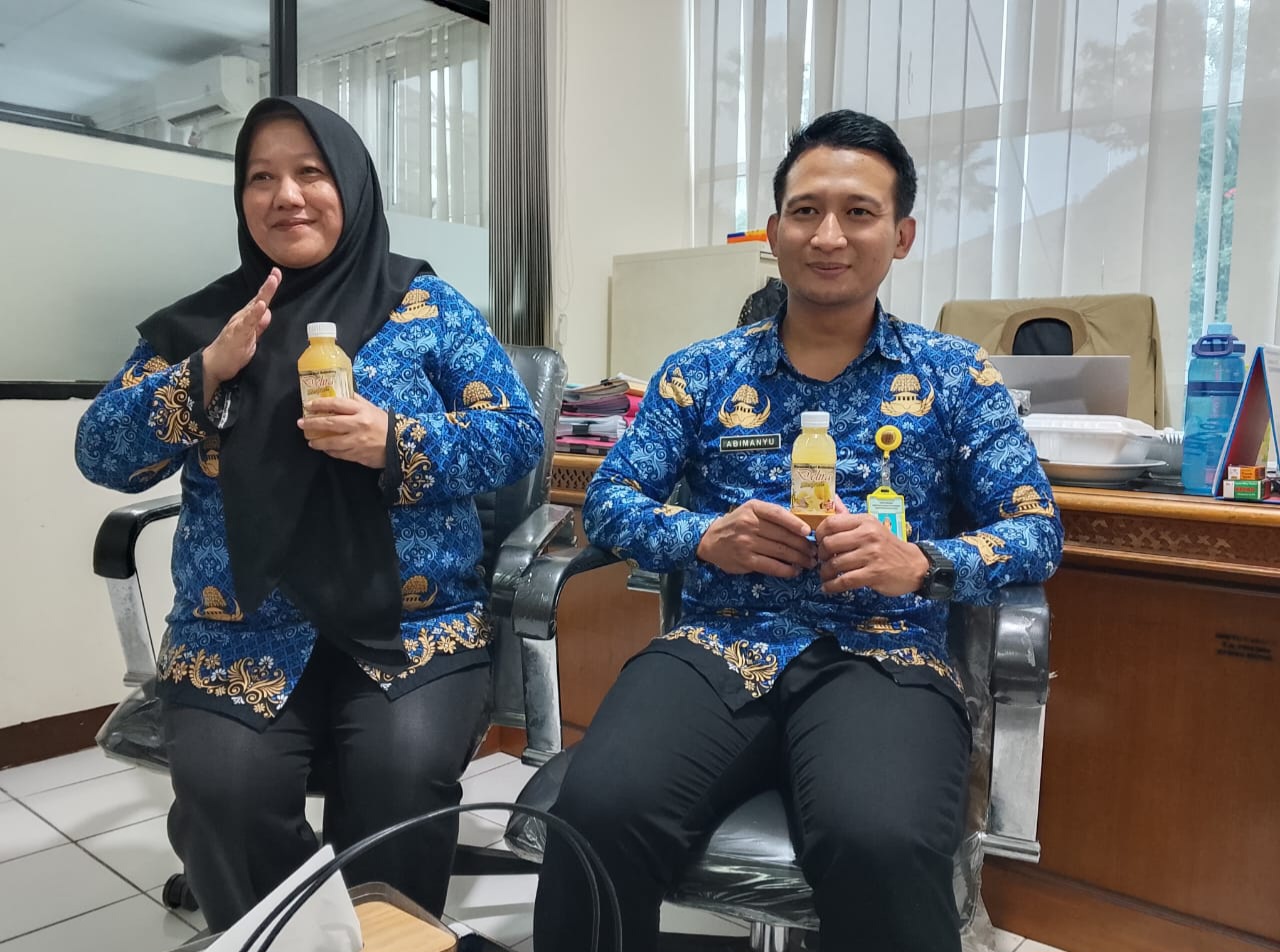 Dorotius Kurniawan Abimanyu, S.ST (Kepala Seksi Penataan dan Pemberdayaan BPN Kota Depok) dan Rini Anna (Korsub LR), Saat Memamerkan Salah Satu Produk UMKM