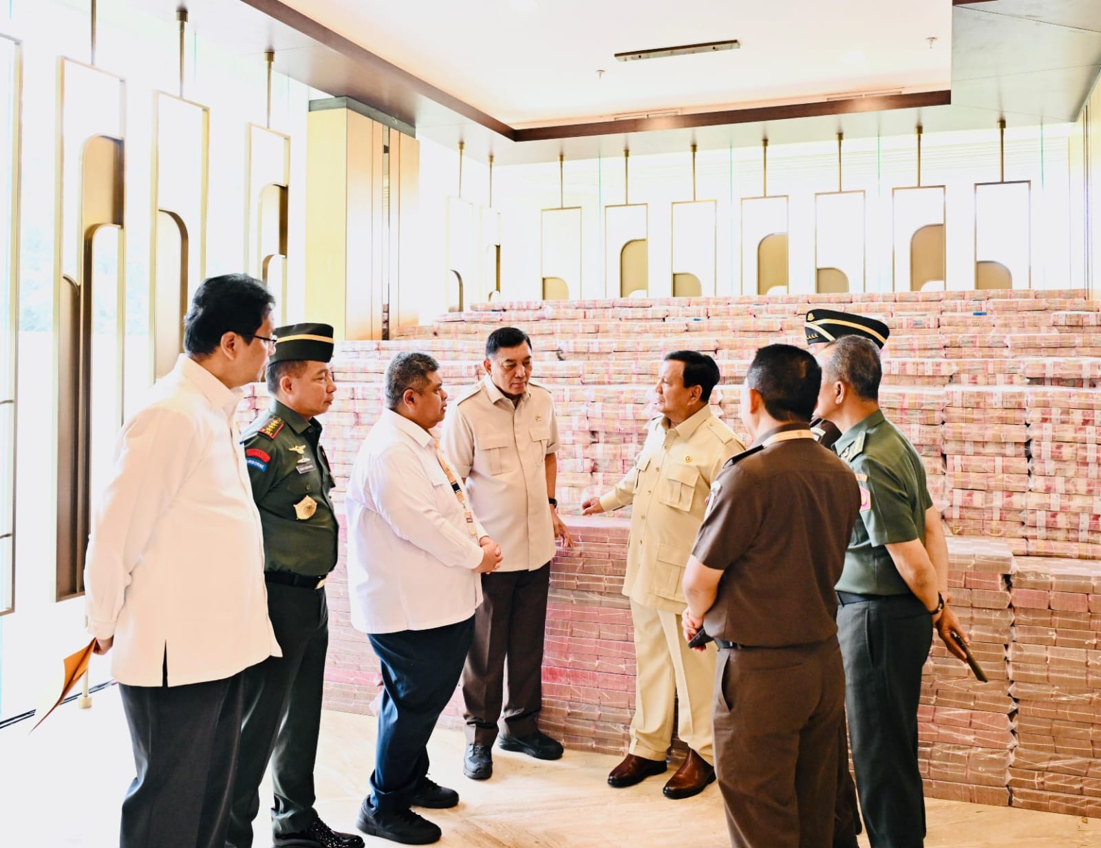 Panglima TNI Dampingi Presiden RI Saksikan Penyerahan Uang Sitaan Hasil Korupsi Rp 13,25 Triliun di Kejaksaan Agung