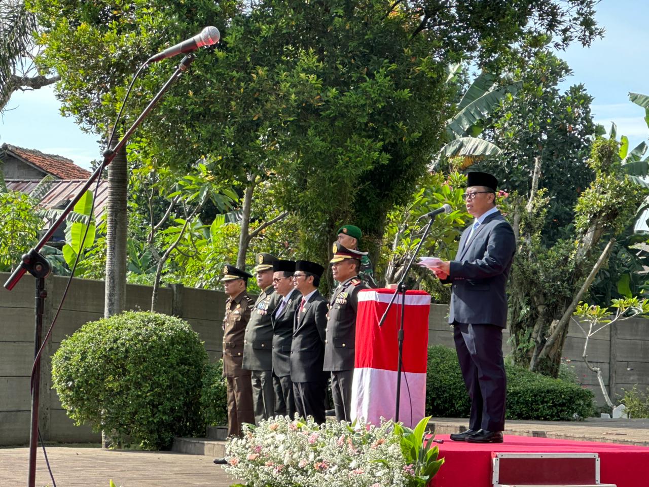 Walikota Depok, Supian Suri, Menjadi Inspektur Upacara Hari Pahlawan (foto di lapangan Taman Makam Pahlawan - Kalimulya Cilodong)