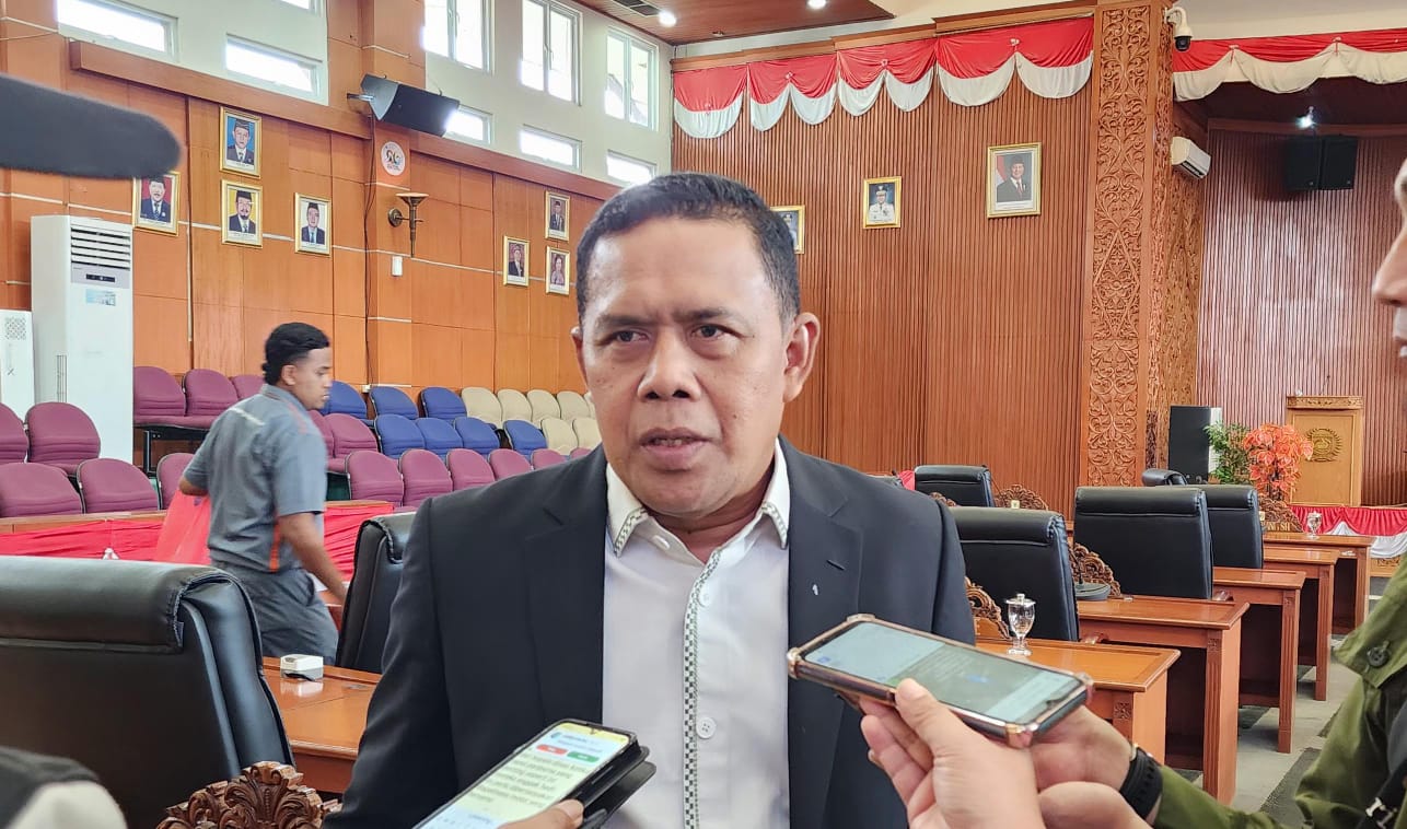 Sekretaris Komisi A DPRD Depok, Babai Suhaimi,S.E, (foto Starindonews aat wawancara dengan awak media di Gedung DPRD DEPOK)