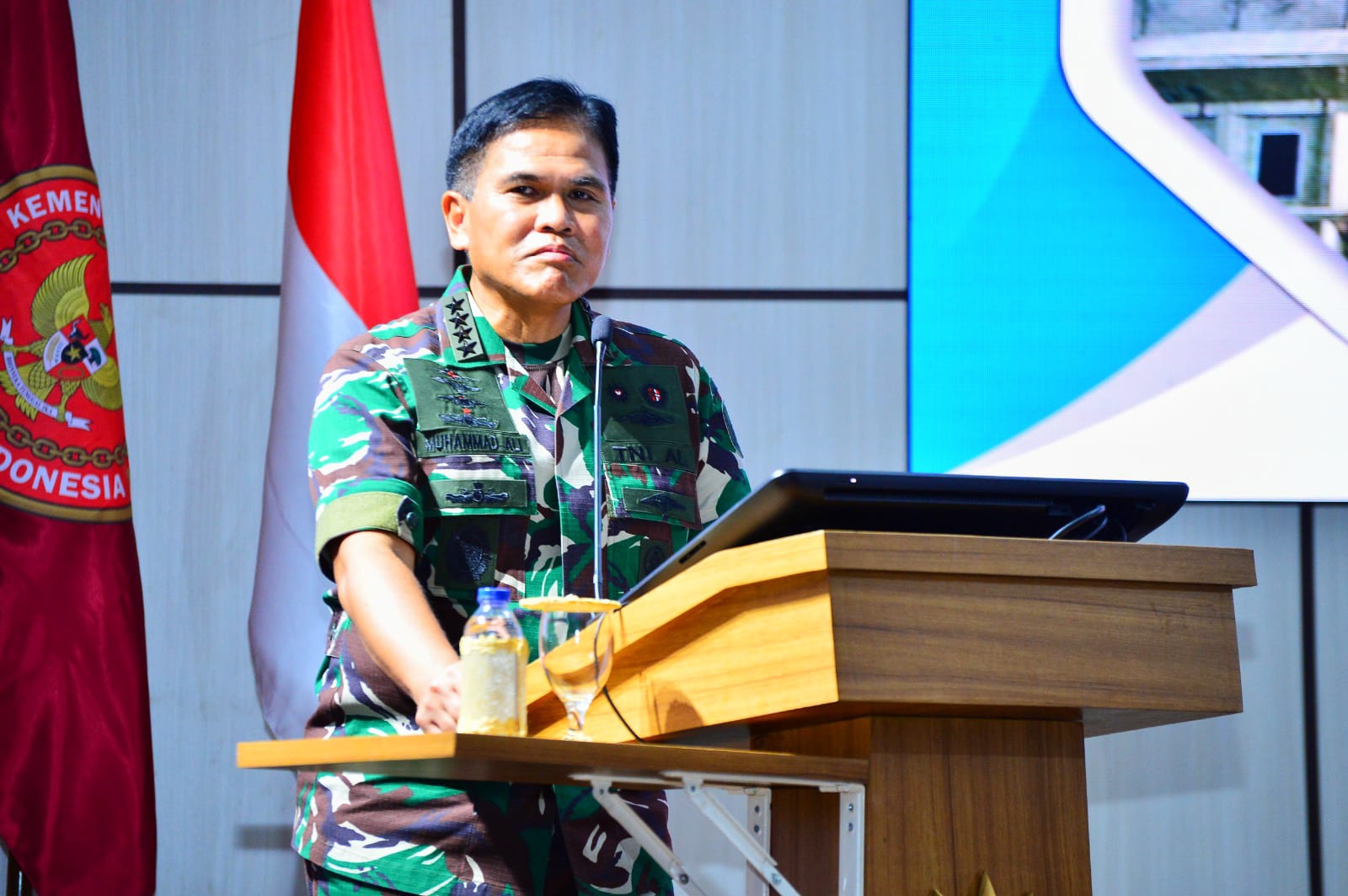 KEPALA STAF ANGKATAN LAUT MEMBERI PEMBEKALAN KEPADA 123 PASIS DIKREG SESKOAL ANGKATAN KE-64 TA 2025