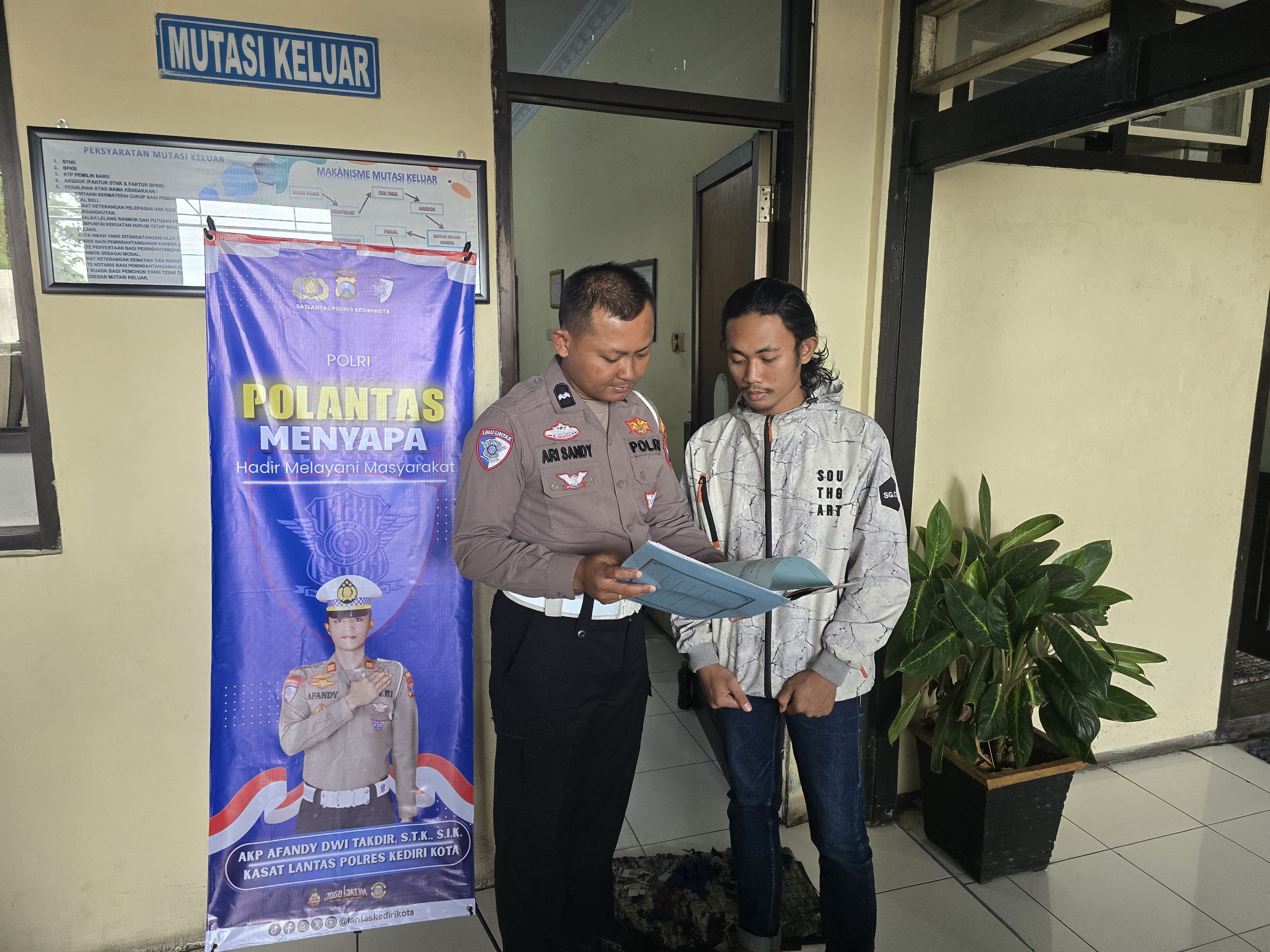 Lewat Program “Polantas Menyapa”, Satlantas Polres Kediri Kota Bantu Wajib Pajak Urus Mutasi Keluar