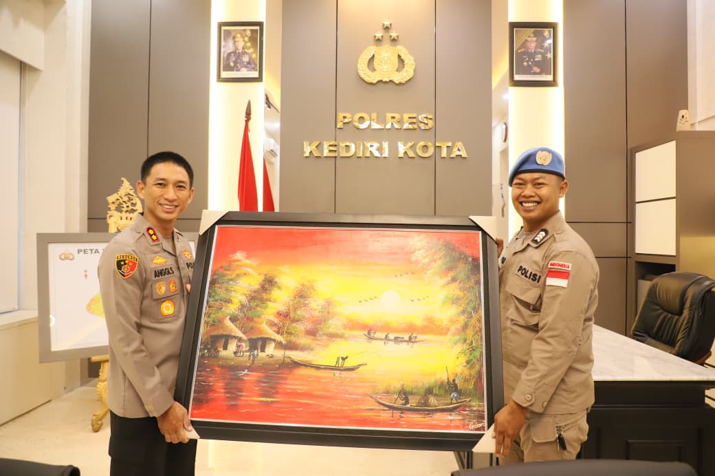 Kembali dari Misi PBB, Brigpol Putra Disambut Kapolres Kediri Kota dengan Penuh Kebanggaan