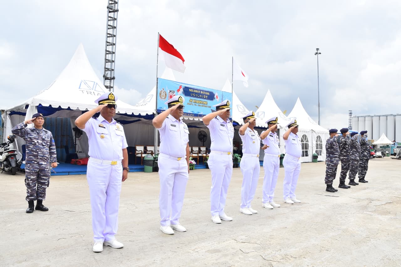 KAPAL PERUSAK ANGKATAN LAUT JEPANG TINGGALKAN PERAIRAN INDONESIA