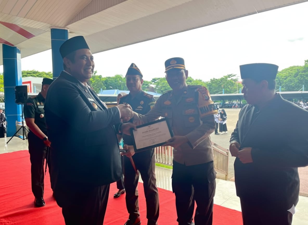 Puncak Peringatan Hari Guru Nasional di Maros: Kapolres Terima Penghargaan dari Bupati