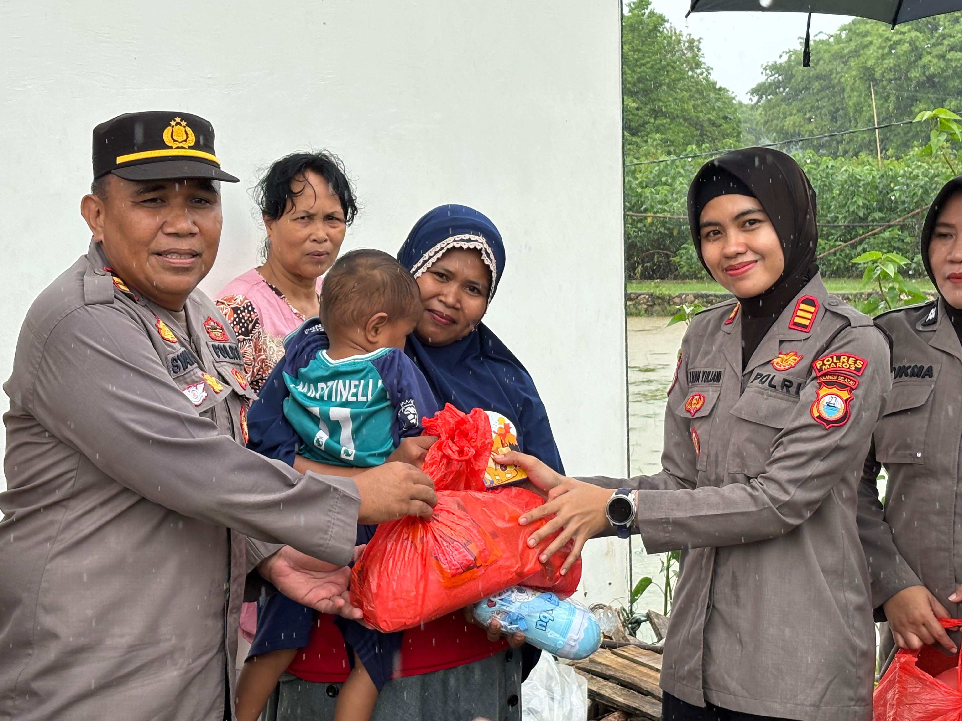 Gerak Cepat Polres Maros Salurkan Bantuan Dan Trauma Healing Warga Terdampak Puting Beliung Di Lau