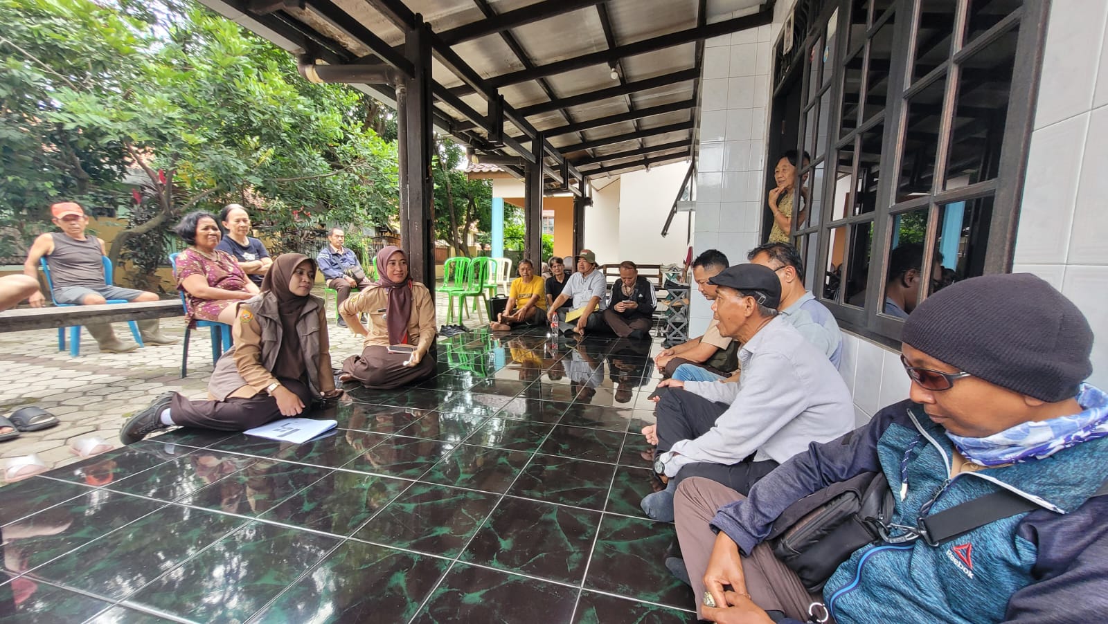 Warga Curug tepatnya di lokasi lingkungan RT 05 RW 02, saat sosialisasi menyangkut rencana pembebasan lahan untuk akses menuju SMPN 35, Januari lalu. (dok IST)