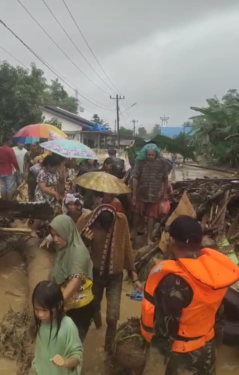Prajurit TNI Berhasil Evakuasi Warga Banjir Batangtoru, Tapanuli Selatan