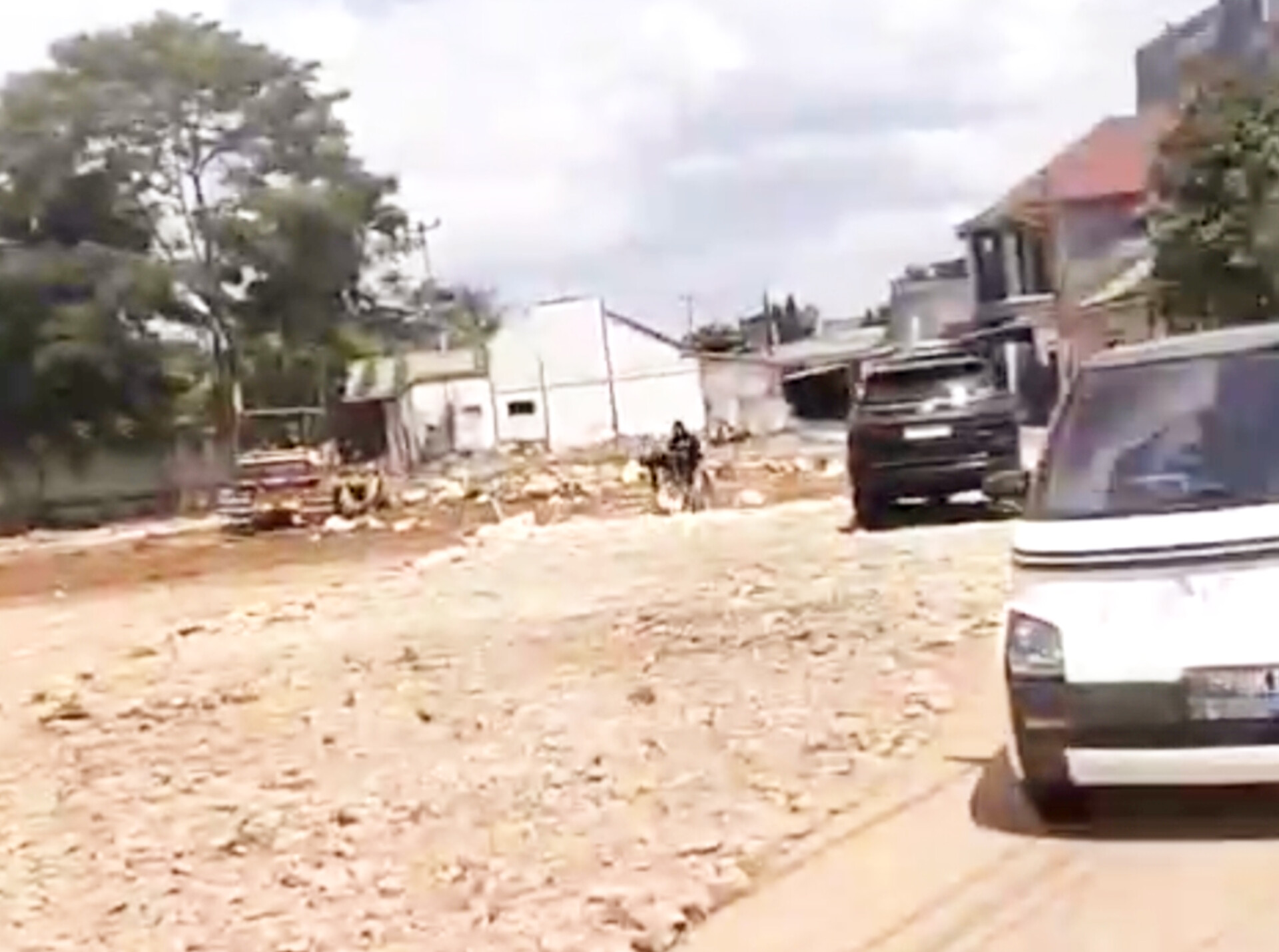 Warga Curug Tersedak Debu Truk Tanah! Jalan Raya Jadi Korban, Pengawasan Pemerintah Dipertanyakan