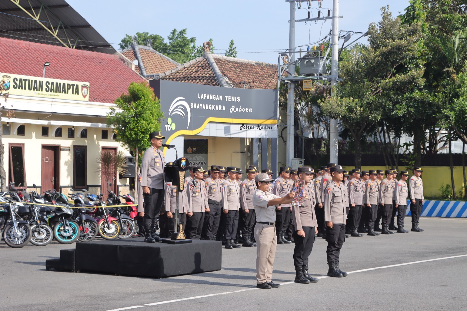 Apel Jam Pimpinan, Kapolres Kediri Ajak Personel Tingkatkan Pelayanan Cepat dan Humanis