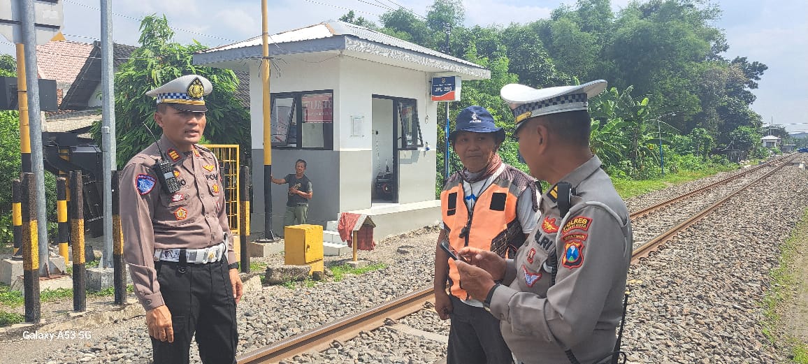Kasatlantas Polres Kediri Kota Pimpin Langsung Pemeriksaan Perlintasan KA Jelang Pelaksanaan Operasi Lilin 2025