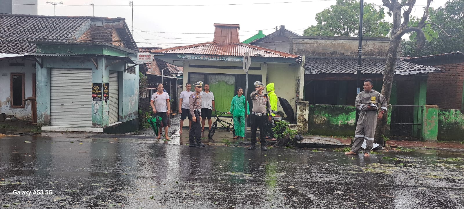 Sinergitas Kasatlantas Polres Kediri Kota dan Warga Mengevakuasi Pohon Tumbang di Jalan Perintis Kemerdekaan