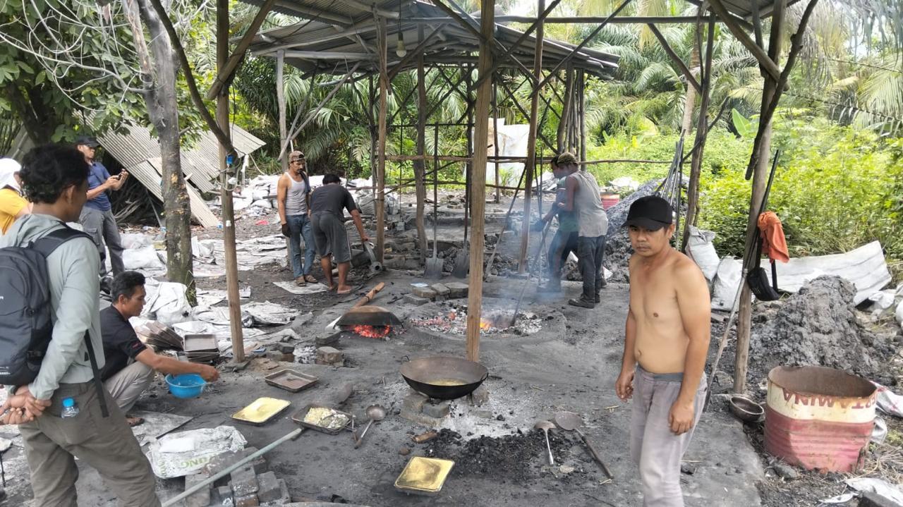 TNI AL Yang Tergabung dalam Satgas Halilintar Amankan Ratusan Kg Timah Batangan di Air Anyir