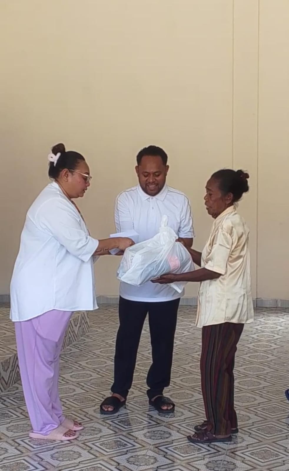 Wakil Bupati Maluku Tengah Bagikan Sembako Natal kepada Pekerja Dinas Lingkungan Hidup