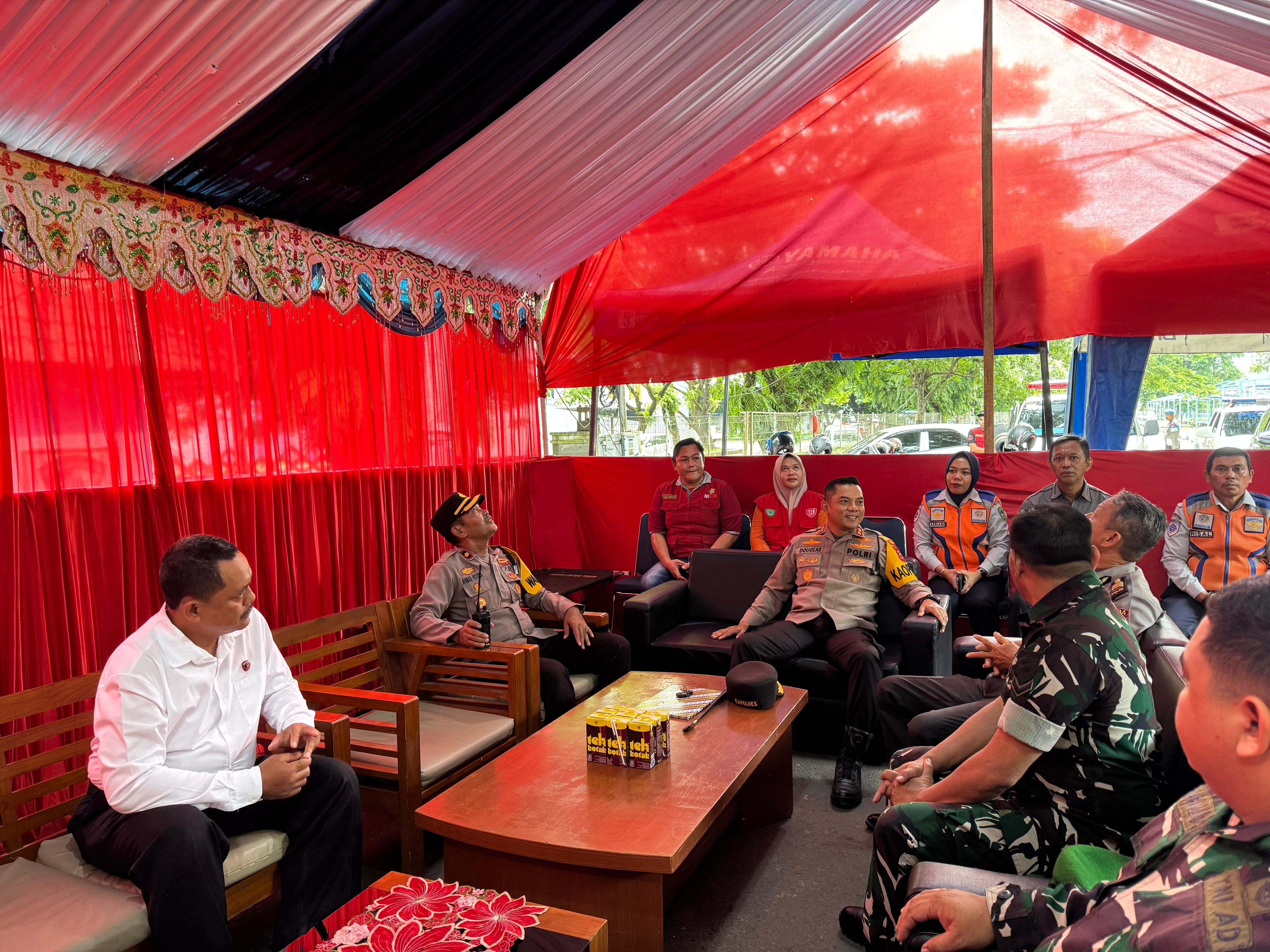 Kapolres Maros Bersama Pejabat Utama Lakukan Peninjauan Ke Posko Pengamanan, Bagikan Bingkisan  Untuk Personel