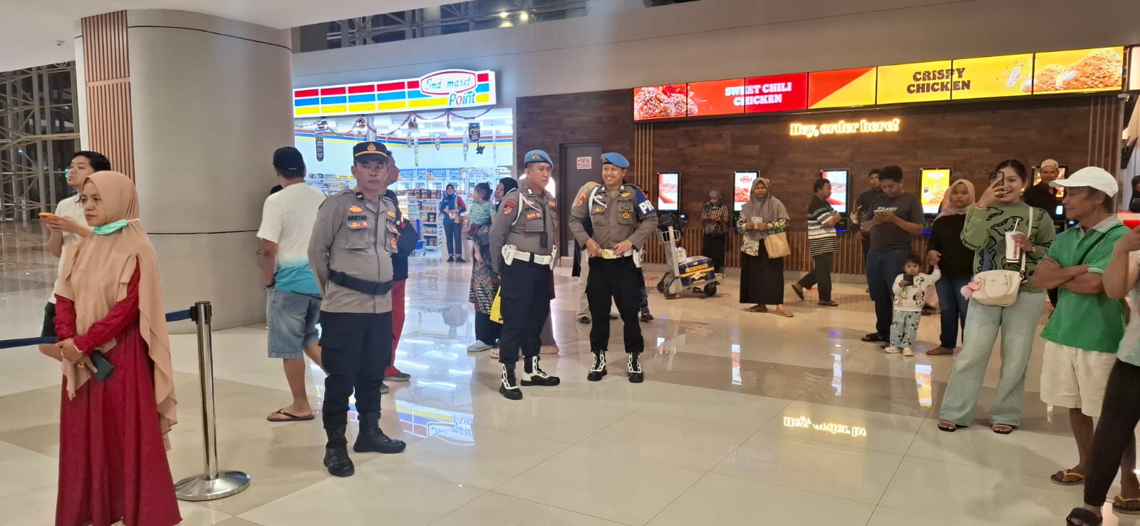 ​Libur Nataru, Personel Pelayanan Bandara Ops Lilin Polres Maros Pantau Situasi Bandara