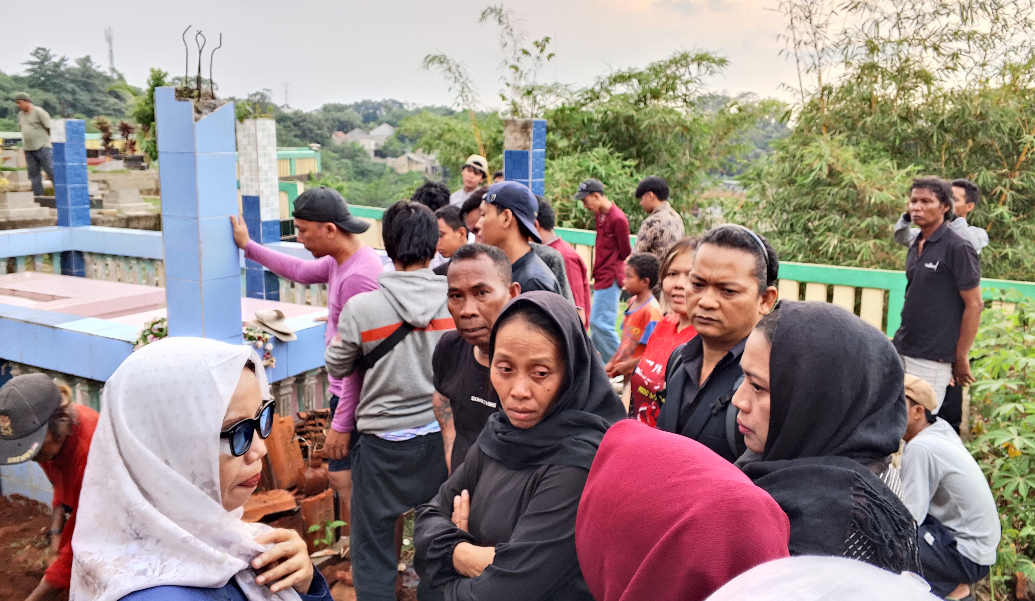 Pihak keluarga usai pemakaman almarhum.