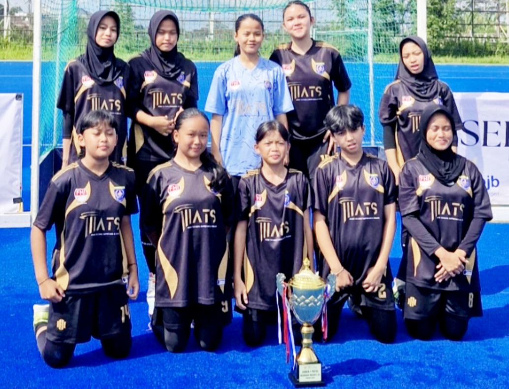 Tim Putri FHI Kota Depok yang meraih medali emas pada Kejuaraan Daerah (Kejurda) Hockey Outdoor nomor hockey 5s yang berlangsung pada 13–14 Desember 2025 di Lapangan Hockey Jalak Harupat.