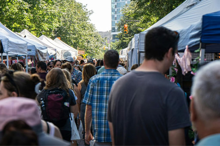 Fenomena Antre di Tempat Makan Viral, Worth It atau Sekadar Ikut Tren?