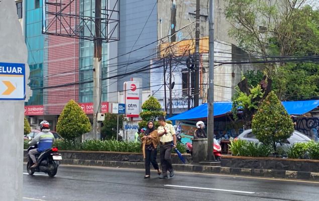 Utamakan Keselamatan Nasabah, Petugas Security BRI KC Cilegon Siap Bantu Penyeberangan dengan Aman