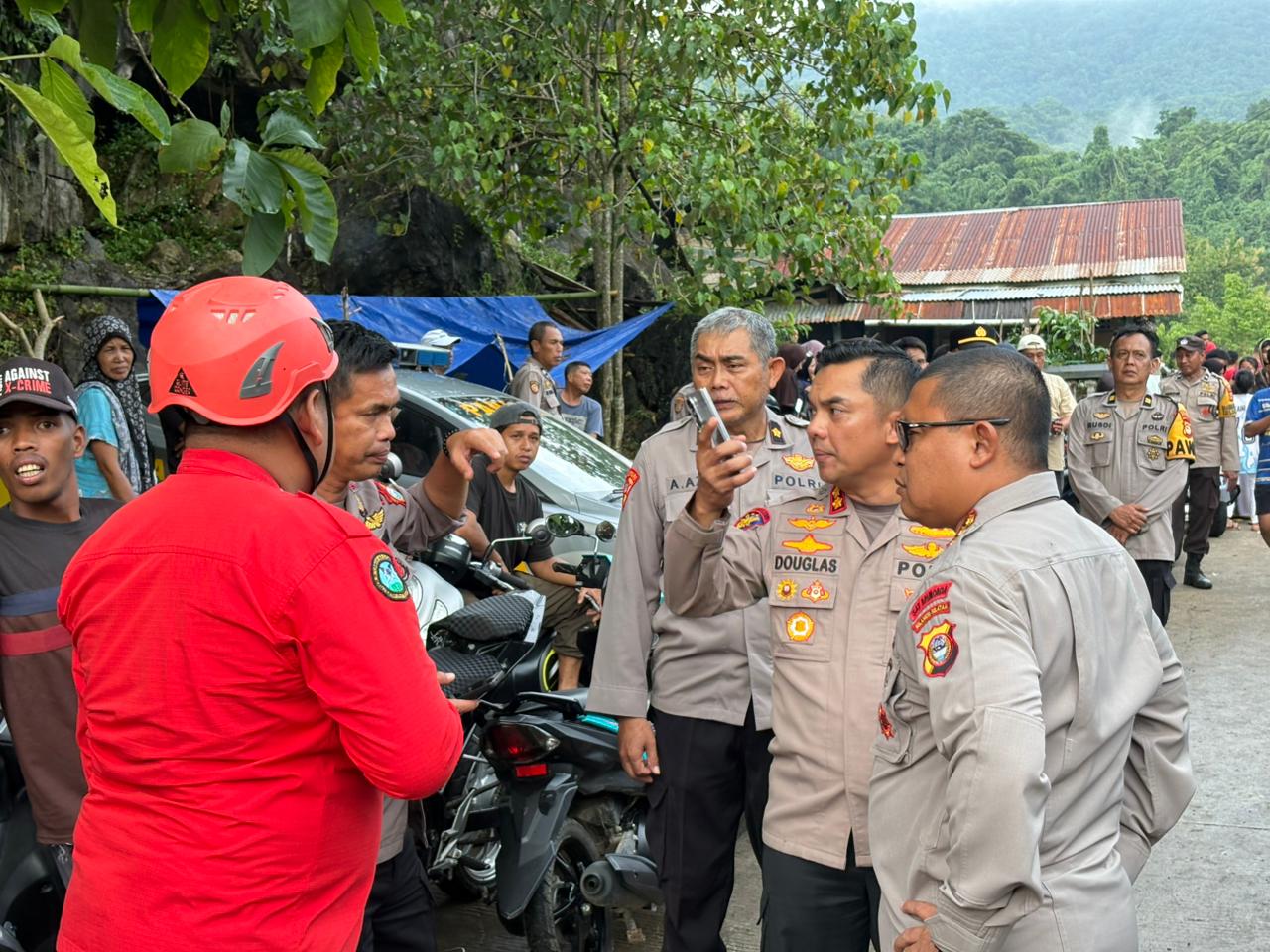 Polres Maros Libatkan Personel Dalam Pencarian Pesawat ATR 400 Yang Dilaporkan Hilang Kontak Di Kabupaten Maros