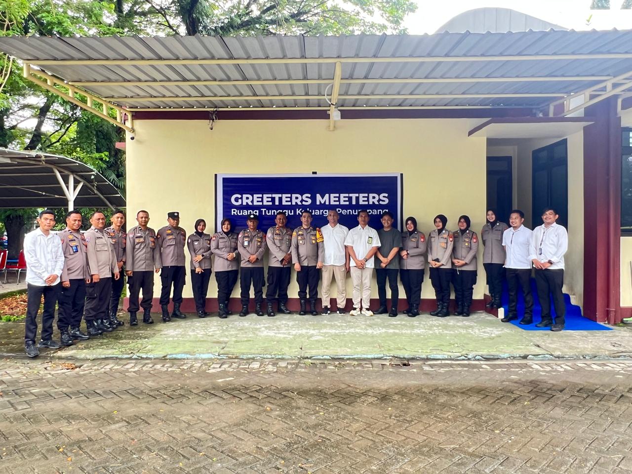 Polwan Polres Maros Berikan Pendampingan Trauma Healing kepada Keluarga Korban Pesawat Jatuh ATR 42-500