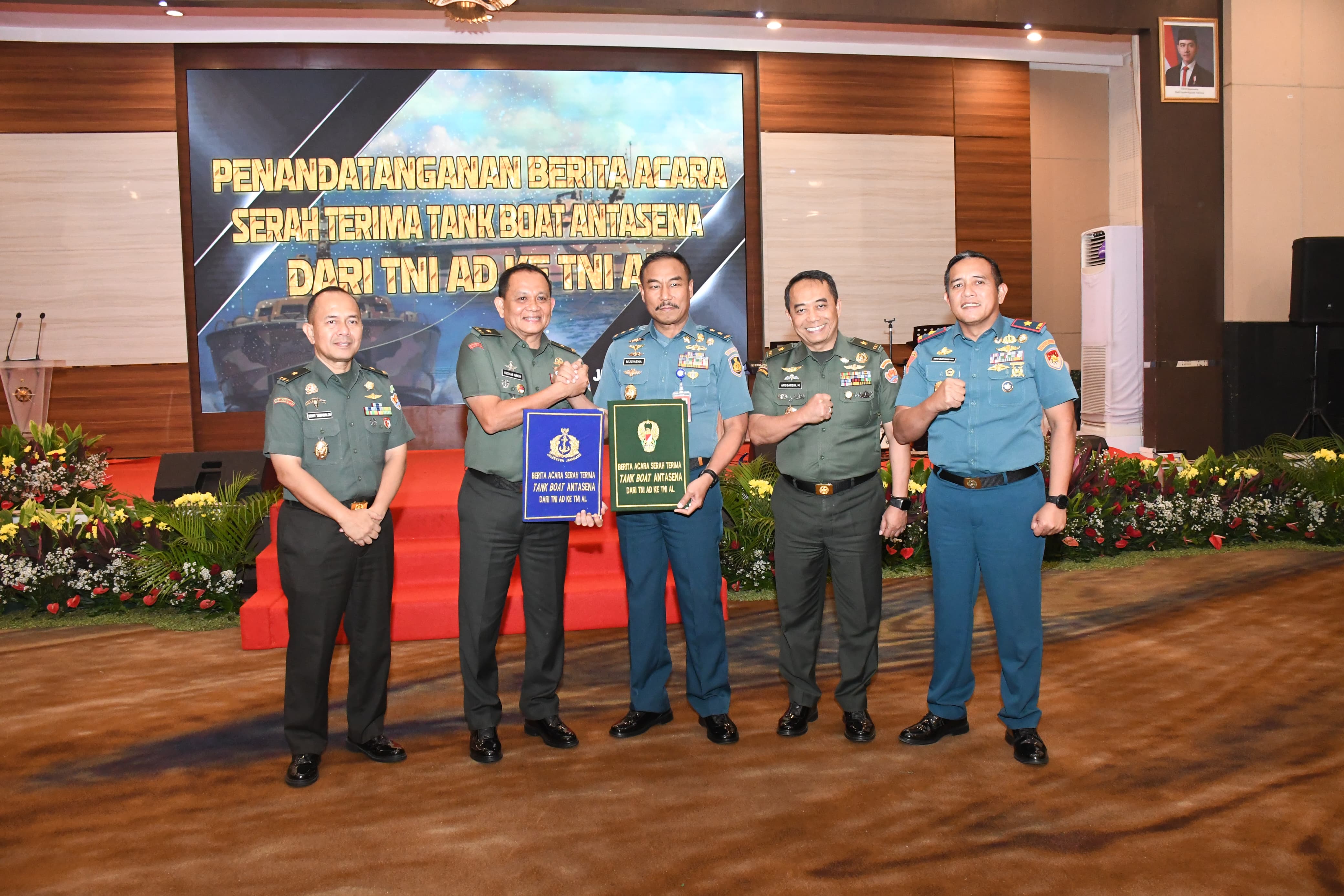 TNI AL – Perkuat Alutsista Laut, Kodaeral III Resmi Terima Tank Boat Antasena dari TNI AD