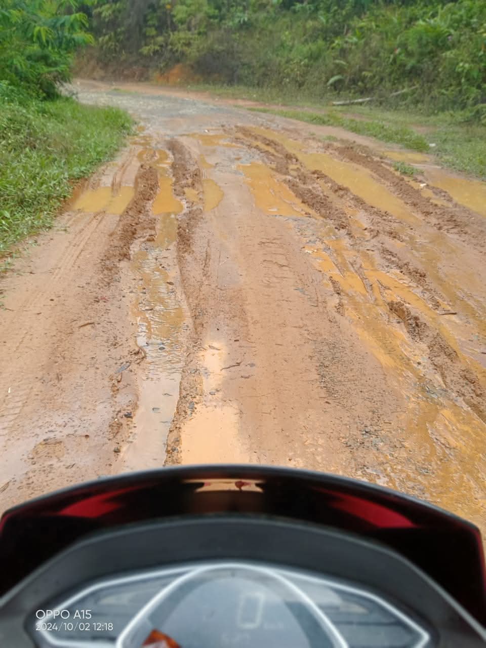 Warga Desa Gununggede Banten Keluhkan Kondisi Jalan Cibarengkok – Gununggede yang Rusak Berat