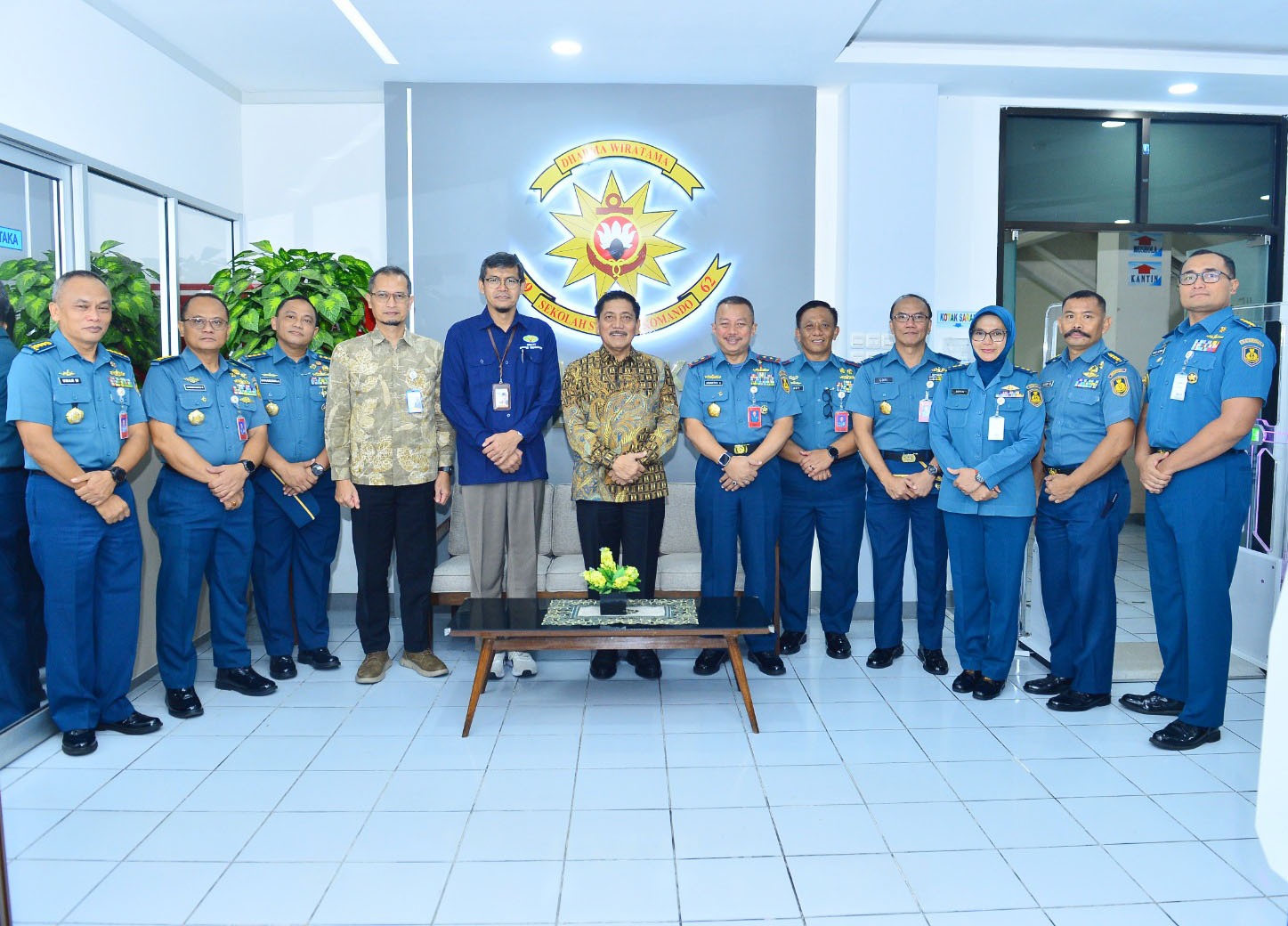 Danseskoal Menerima Penyerahan Buku dari Laksamana TNI (Purn) Prof. DR. Marsetio, S.I.P., M.M. Untuk Perpustakaan Seskoal