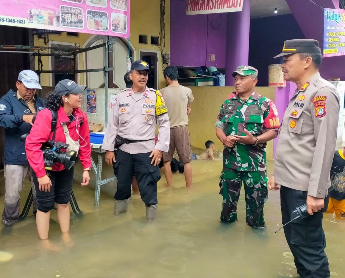 Babinsa Cipinang Melayu Sigap Tinjau Lokasi Banjir Akibat Jebolnya Waduk Halim