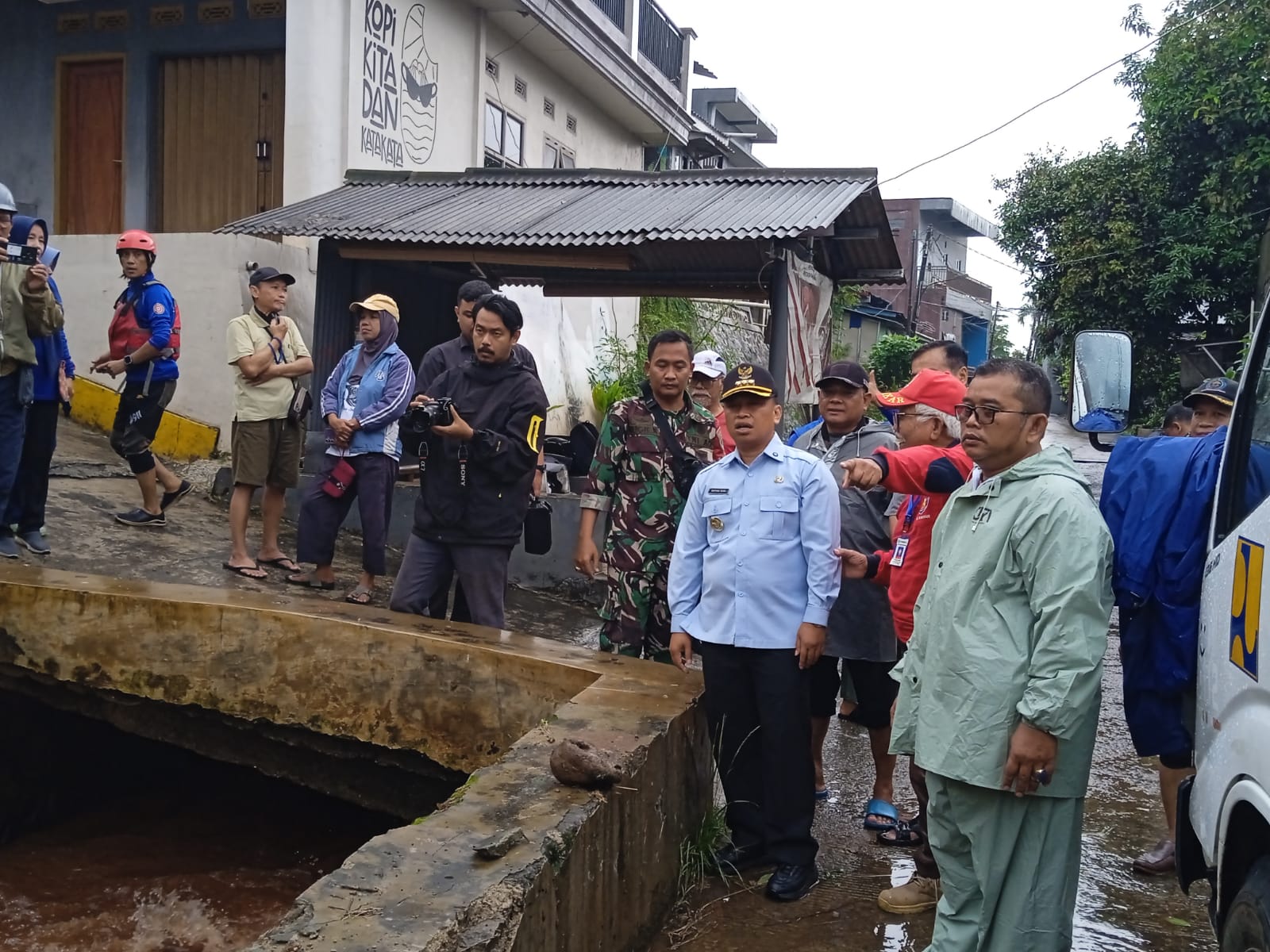 Walikota Depok Supian Suri Bersama Jajarannya Sedang Meninjau Lokasi Longsor di Vila Pertiwi