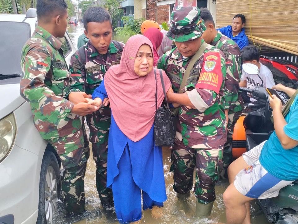 Kodam Jaya Hadir di Tengah Banjir, Evakuasi Warga Hingga Perbaikan Tanggul Jebol