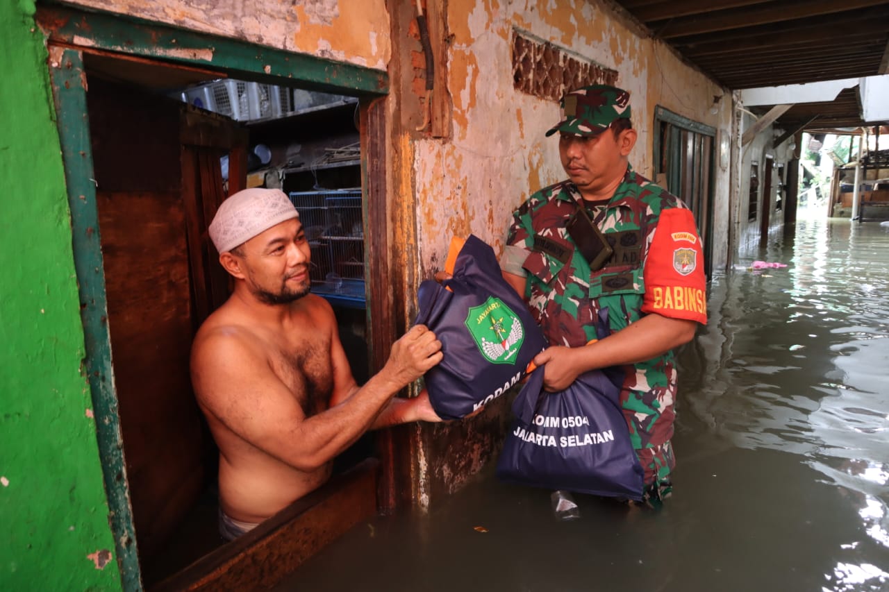 Kodam Jaya Peduli, Kodim 0504/Jakarta Selatan Bantu Warga Terdampak Banjir