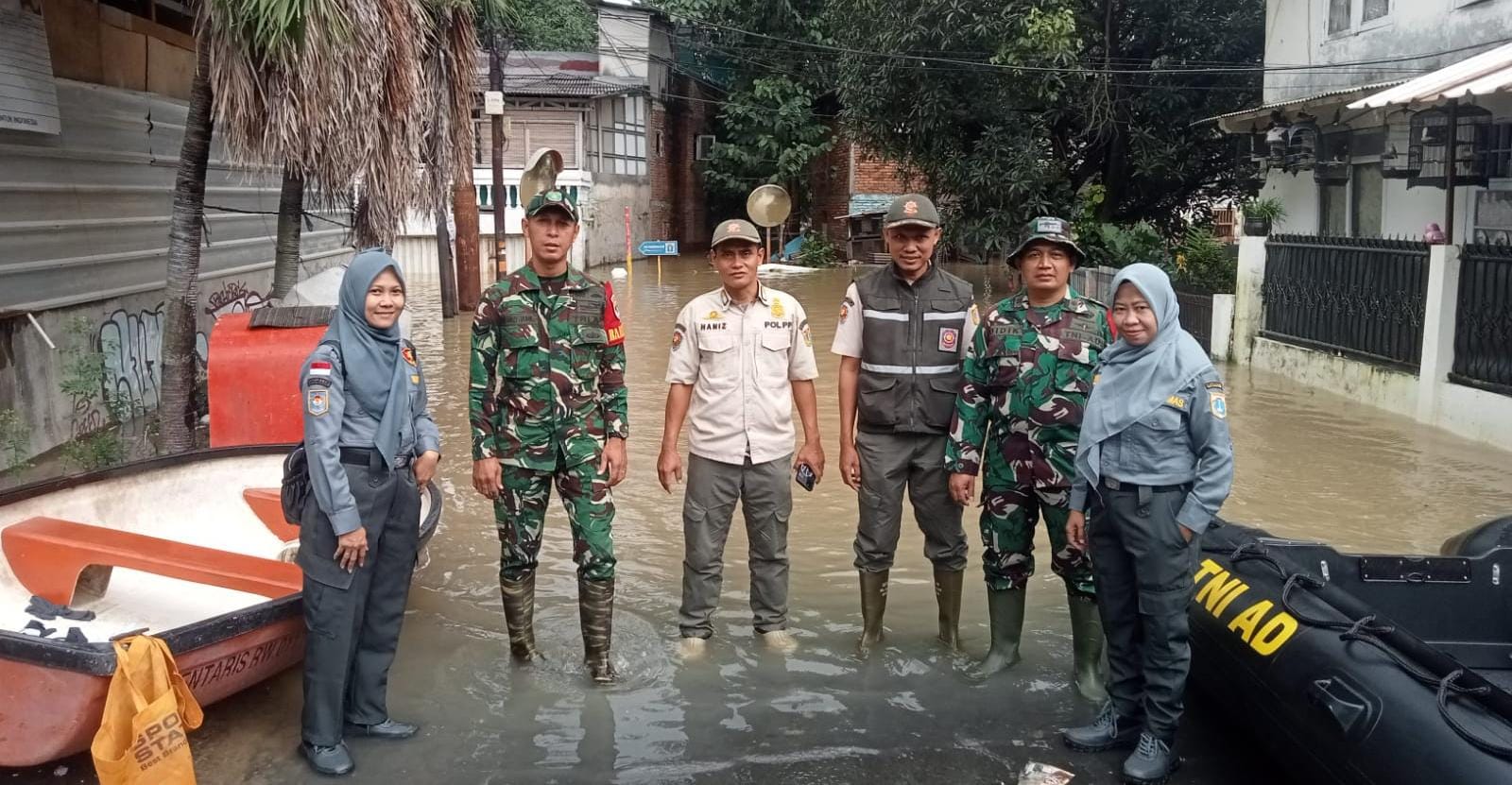 Babinsa Koramil 01/Jatinegara Sigap Bantu Warga Banjir di Bidara Cina