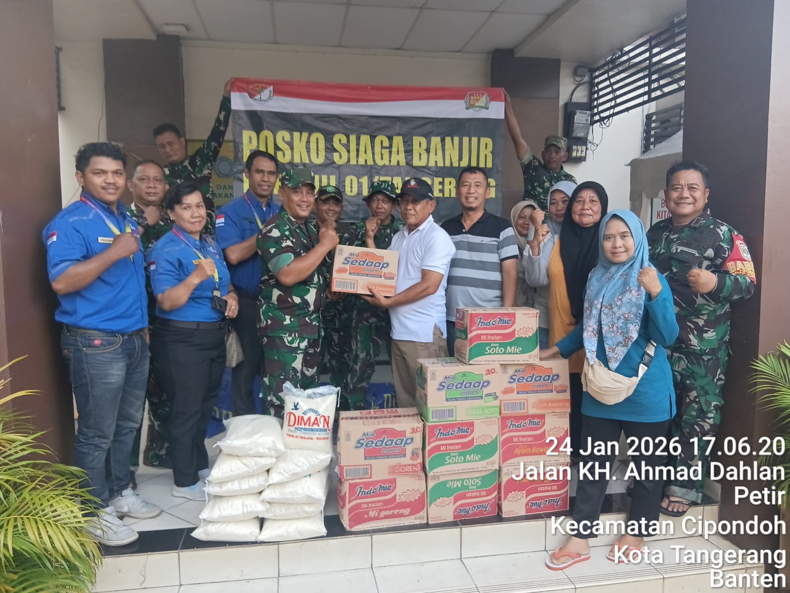 Respons Cepat Banjir, Koramil 01/Tangerang Salurkan Sembako