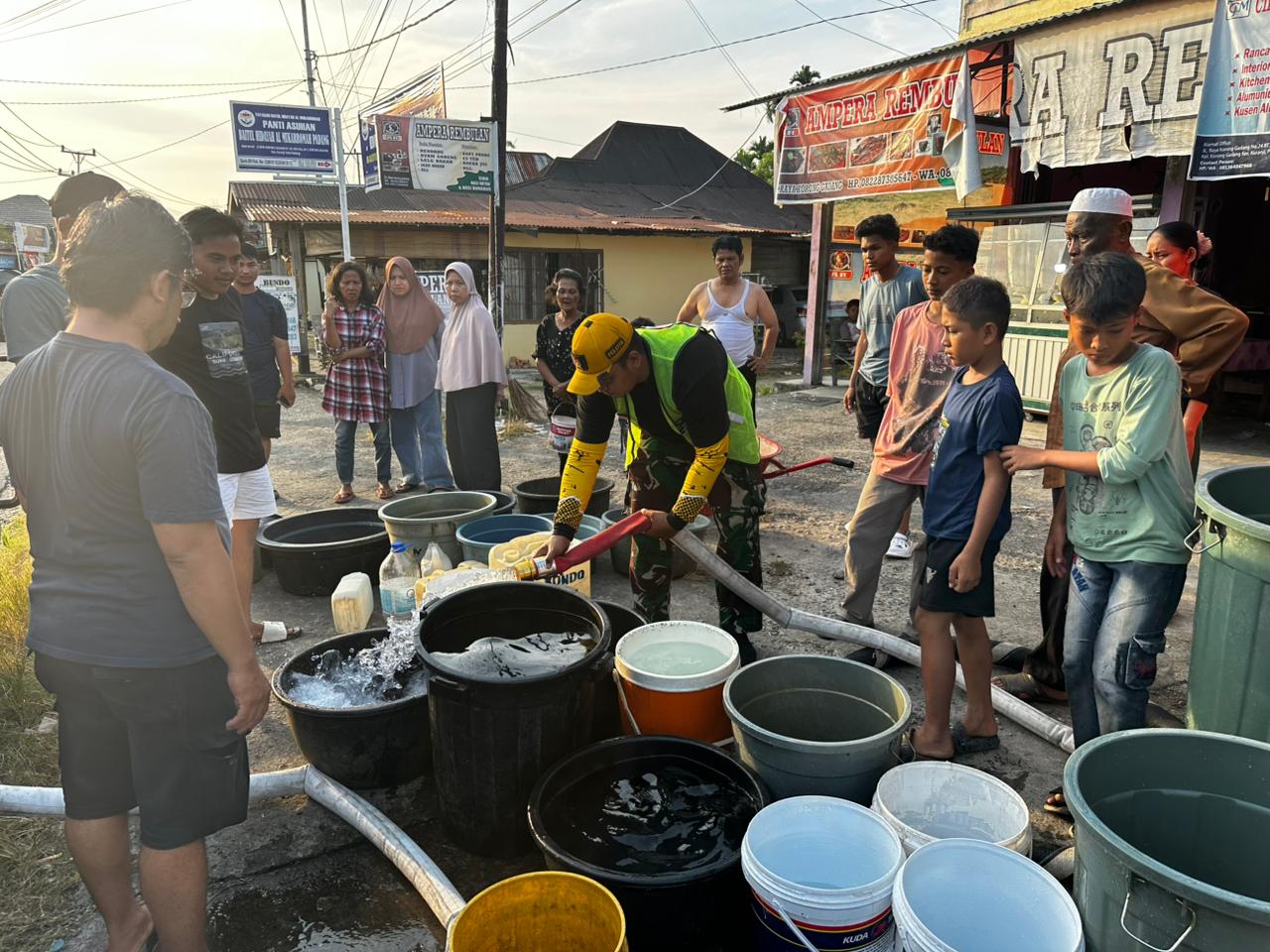 Lagi, TNI AD Suplai Air Bersih Untuk Warga Korong Gadang Pasca Bencana